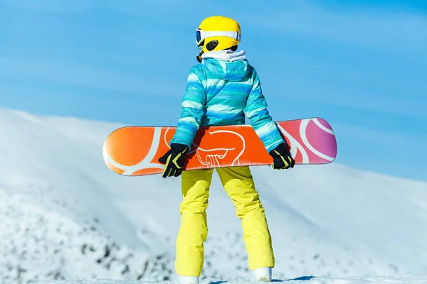Snowboarder, egy napsütéses téli napon a hegy tetejére — Stock Fotó