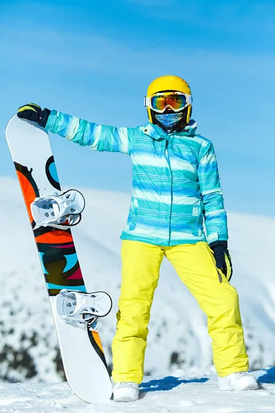 Snowboard güneşli kış günü dağın zirvesinde — Stok fotoğraf