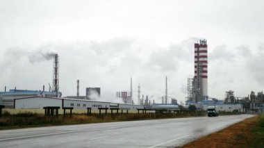 Güç istasyonu. Kanallar üzerinden duman. Düz yol