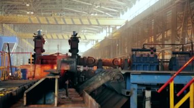 Demir işleme merkezi bitki. İşleme makinaları yanan sıcak kütük taşır