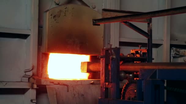 Ironworks plant. Machine pushing billet to furnace. Closeup — Stock Video