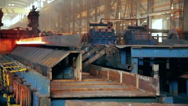 Завод металевих. Рухомих спалювання гарячі заготовки — стокове відео