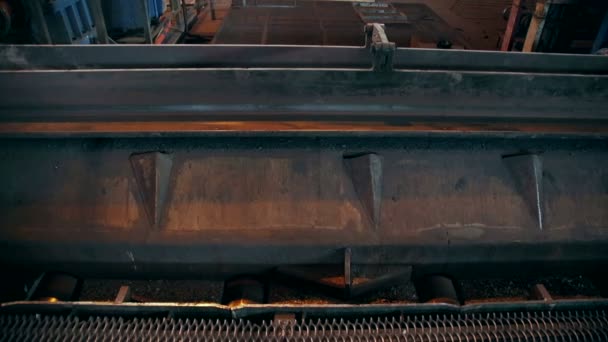 製鉄所の工場。移動および高温燃焼落下ビレット — ストック動画