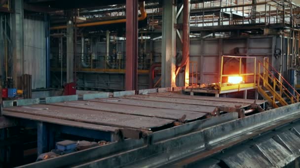 Planta de ferretería. Máquinas de trabajo se mueve quemando palanquilla caliente — Vídeo de stock