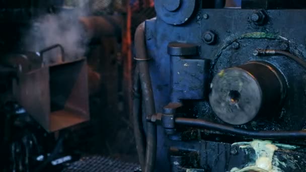 製鉄所の工場。マシンを介して移動ホット ビレットを燃焼 — ストック動画
