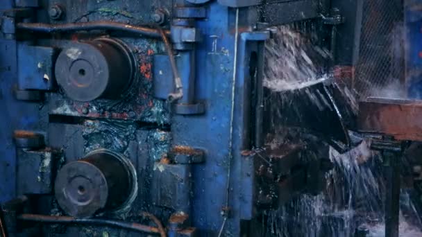 炼铁厂厂。机器。墨辊。水 — 图库视频影像