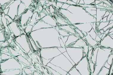 Kırık cam, grimsi arka planda.