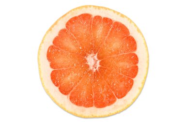 Taze greyfurt ikiye bölünmüş, beyaz arka planda izole edilmiş.