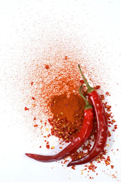 Přízemní Pepř Červené Horké Chilli Papričky Rozptýlené Bílém Pozadí — Stock fotografie