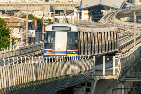 30 de octubre de 2019: El tren eléctrico BEM extiende su nueva ruta en la zona exterior de la ciudad de Bangkok recientemente — Foto de Stock