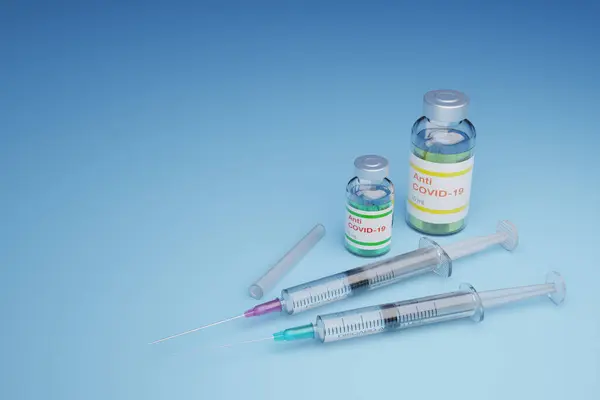 Ilustración Del Vial Vacuna Syringes Covid Sobre Mesa Azul — Foto de Stock