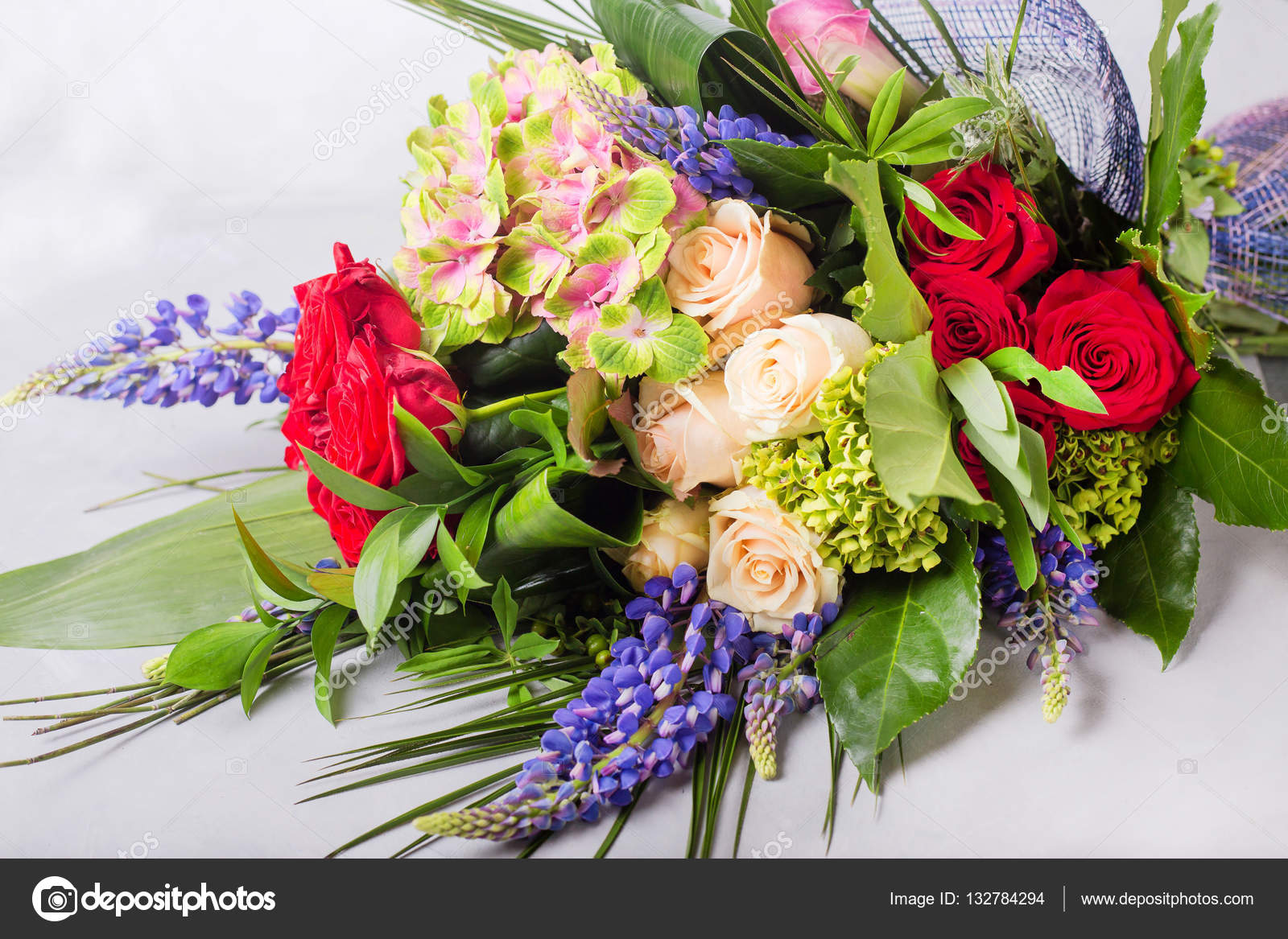 红色 奶油色玫瑰的香味 静物与五颜六色的鲜花 新鲜的玫瑰 文本的地方 花概念 新鲜的春花束 夏季背景 图库照片 C Avdeyukphoto 红色 奶油色玫瑰的香味 静物与五颜六色的鲜花 新鲜的玫瑰 文本的地方 花概念 新鲜的春花束 夏季背景 图库照片 C Avdeyukphoto