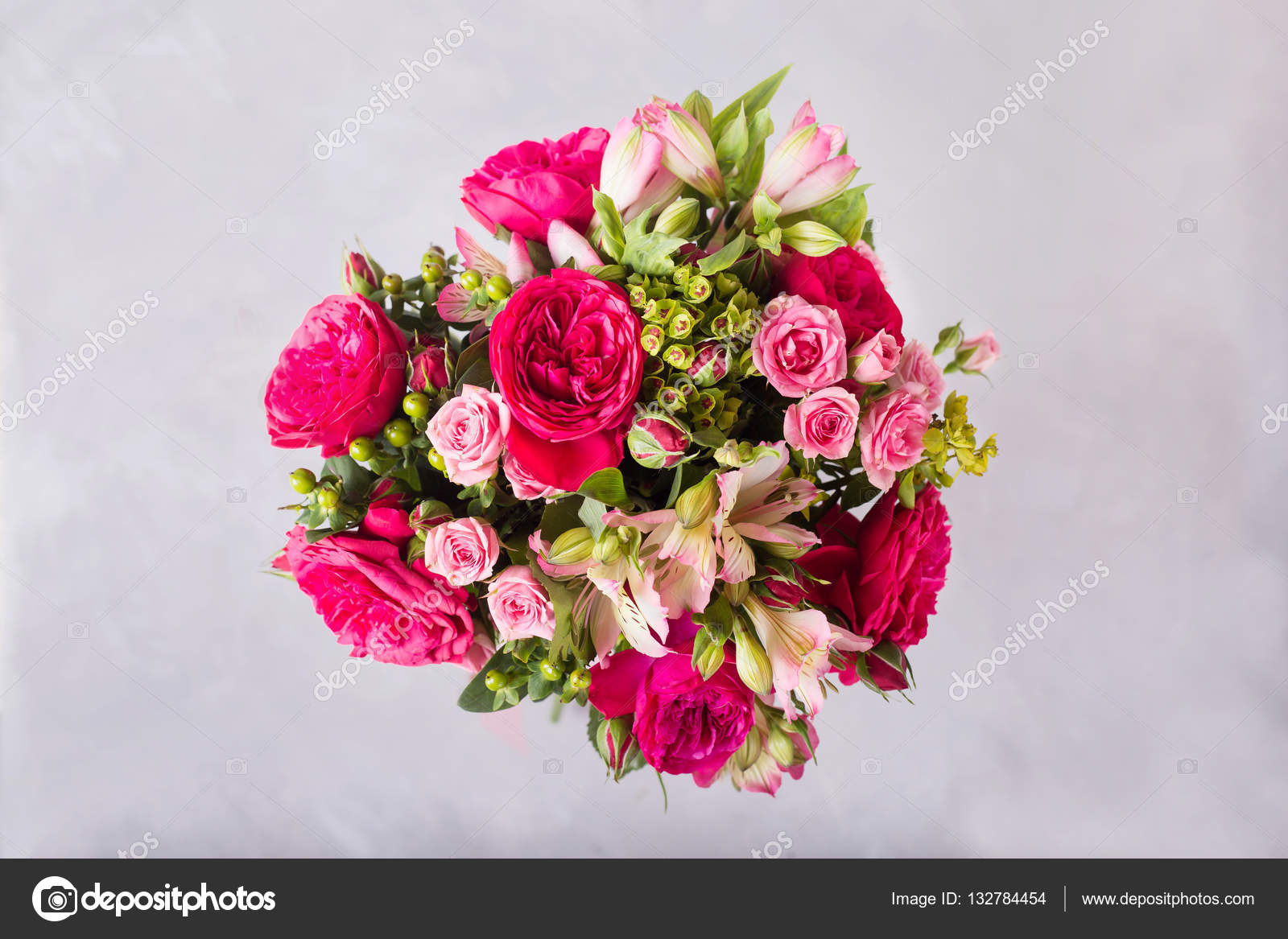 花束的红色 粉红色的玫瑰和粉红色牡丹 六出 静物与五颜六色的鲜花 新鲜的玫瑰 文本的地方 花概念 新鲜的春花束 夏季背景