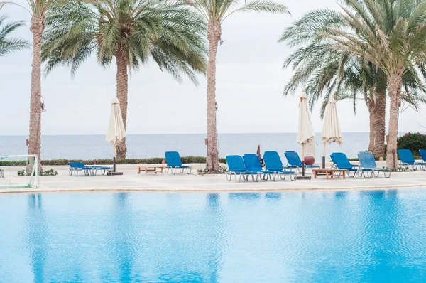 Merdiven otelin Yüzme Havuzu. Yaz fotoğraf kavramı