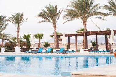 Merdiven otelin Yüzme Havuzu. Yaz fotoğraf kavramı.