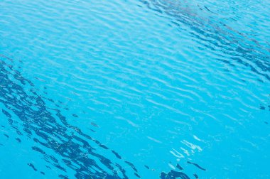 Yüzme havuzunda mavi yırtık su