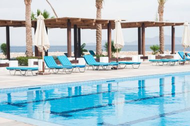 Merdiven otelin Yüzme Havuzu. Yaz fotoğraf kavramı.