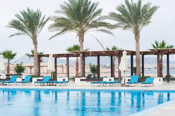 Merdiven otelin Yüzme Havuzu. Yaz fotoğraf kavramı.