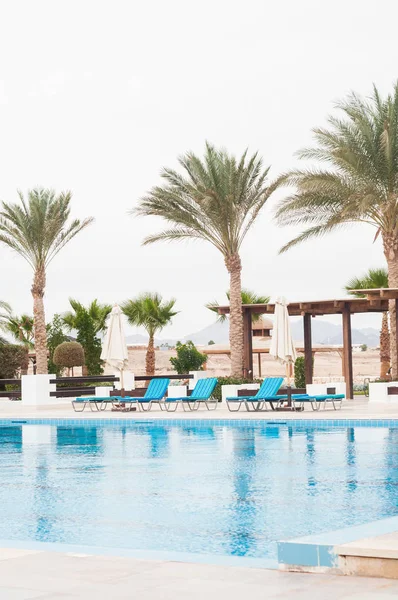 Piscina con escalera en el hotel. concepto de foto de verano . —  Fotos de Stock