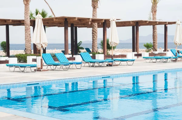 Merdiven otelin Yüzme Havuzu. Yaz fotoğraf kavramı.