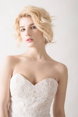 Bir gelinlik beyaz saçlı kadın. Mavi gözlü sarışın genç kadın. Güzel sarışın kız portresi. Bir modeldir. Mükemmel cilt olan kadın. Çıplak makyaj. Moda fotoğrafçılığı kavramı