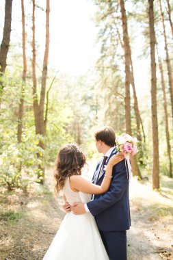 Gelin ve damat bir ormanda