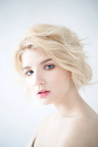 Bir gelinlik beyaz saçlı kadın. Mavi gözlü sarışın genç kadın. Güzel sarışın kız portresi. Bir modeldir. Mükemmel cilt olan kadın. Çıplak makyaj. Moda fotoğrafçılığı kavramı
