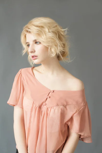 Mavi gözlü sarışın genç kadın. Güzel sarışın kız portresi. Bir modeldir. Mükemmel cilt olan kadın. Pembe bluz çıplak makyaj ile beyaz saçlı kadın. Moda fotoğrafçılığı kavramı