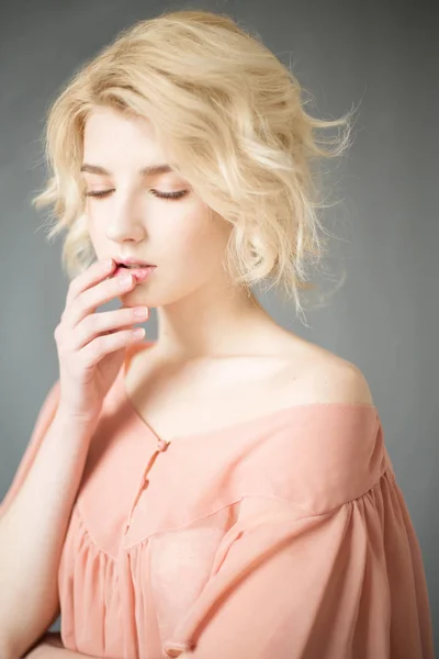 Mavi gözlü sarışın genç kadın. Güzel sarışın kız portresi. Bir modeldir. Mükemmel cilt olan kadın. Pembe bluz çıplak makyaj ile beyaz saçlı kadın. Moda fotoğrafçılığı kavramı