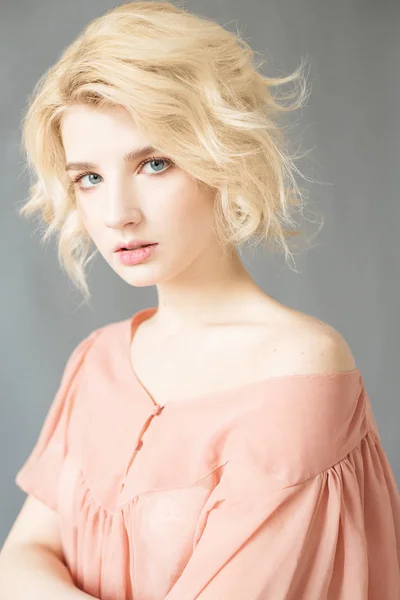 Mavi gözlü sarışın genç kadın. Güzel sarışın kız portresi. Bir modeldir. Mükemmel cilt olan kadın. Pembe bluz çıplak makyaj ile beyaz saçlı kadın. Moda fotoğrafçılığı kavramı
