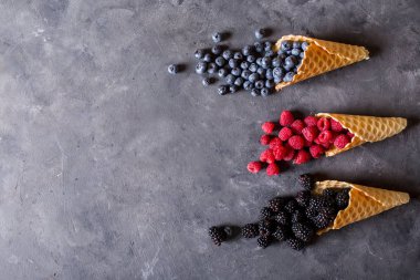 Taze meyveli waffle..