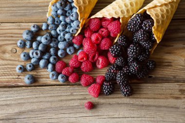 Taze meyveli waffle..