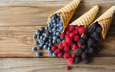 Taze meyveli waffle..