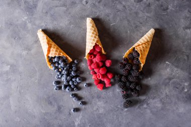 Taze meyveli waffle..