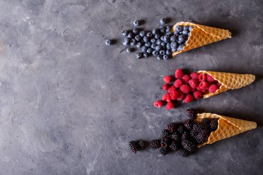 Taze meyveli waffle..