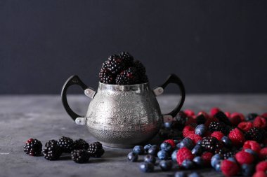 Böğürtlen demir dekoratif vazo içinde 