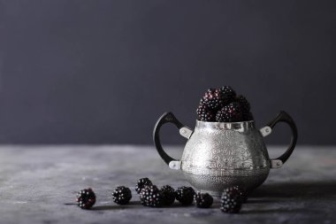 Böğürtlen demir dekoratif vazo içinde 