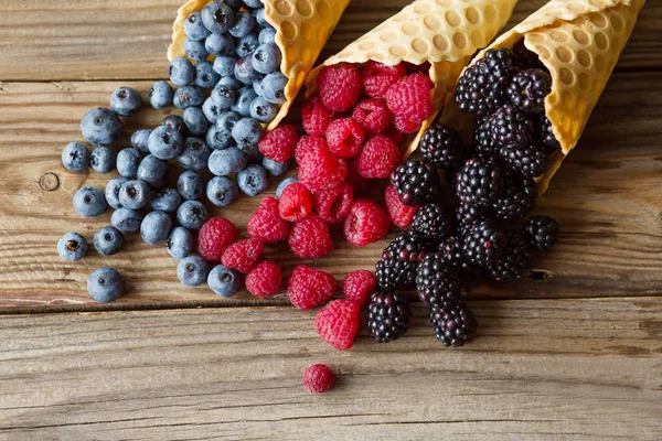 Taze meyveli waffle..