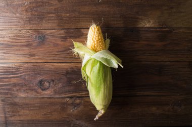 Tahta zemin üzerinde olgun mısır taneleri