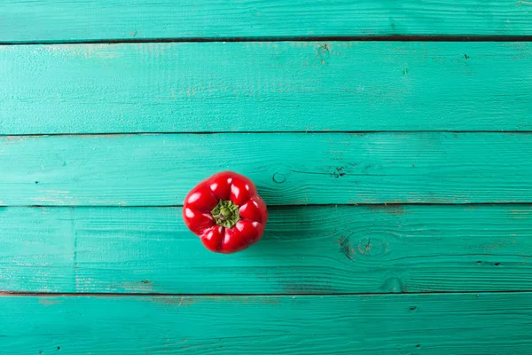 Red bell pepper on a wooden turquoise background. Top view, Copyspace — Stock Photo, Image