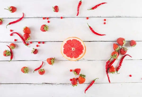 Frutas y verduras rojas sobre un fondo blanco de madera. Bodegón festivo colorido . —  Fotos de Stock