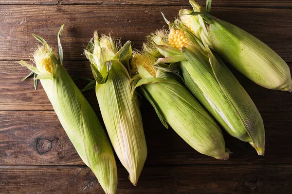 Granos de maíz maduro sobre fondo de madera — Foto de Stock