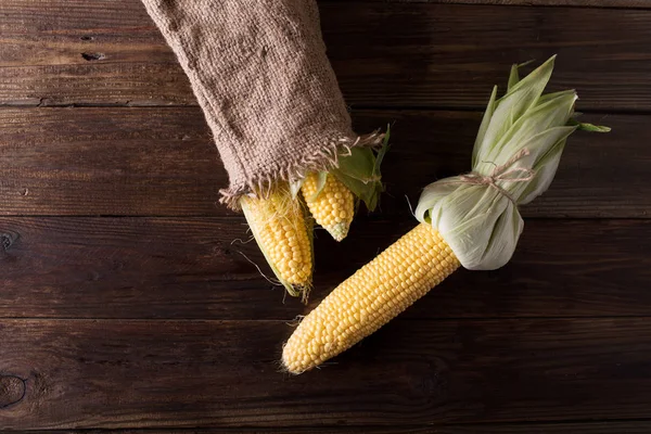 Granos de maíz maduro sobre fondo de madera — Foto de Stock