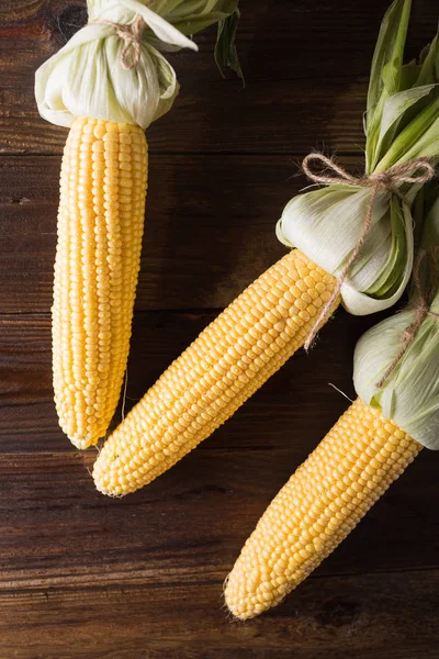 Granos de maíz maduro sobre fondo gris . — Foto de Stock