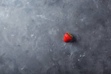 Çilek. Koyu arka plan üzerinde taze çilek. Kırmızı çilek. Gevşek farklı pozisyonlarda çilek koydu. Boşaltmak.