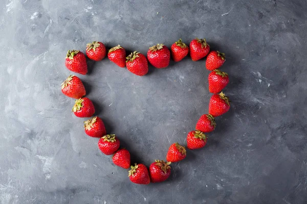Valentine's Day background. Fresh strawberries array heart shape on dark background. Copyspace. — Stock Photo, Image