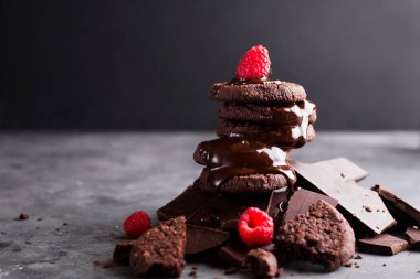 Eritilmiş çikolata ve ahududu ile çikolata tatlılar