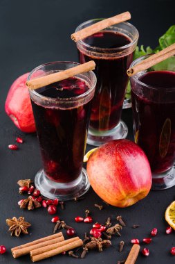 Tarçın ve baharat karanlık bir arka plan üzerinde mulled şarap
