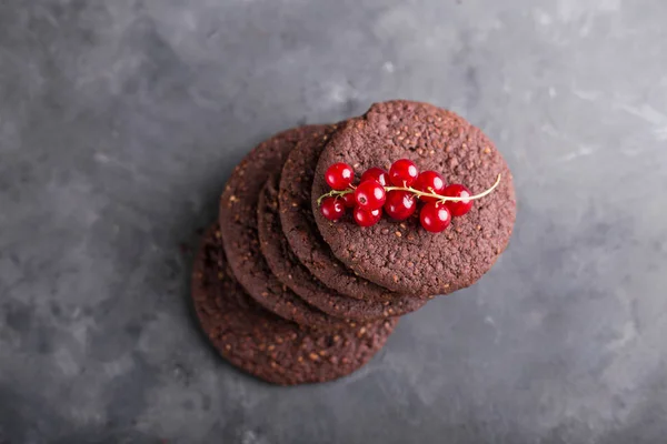 Шоколадное печенье с красной смородиной на сером фоне — стоковое фото