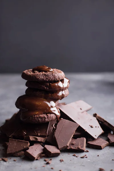 Шоколадное печенье с расплавленным шоколадом и слайдом шоколада — стоковое фото